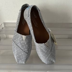 Tom’s Classic Grey Chambray Polka Dot Shoe.  Size 6.5.